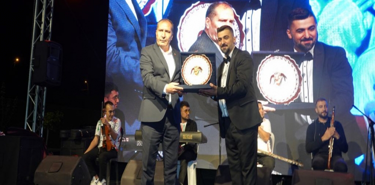 Çumralılar Bayram Konserleri İle Eğlendi?v=1
