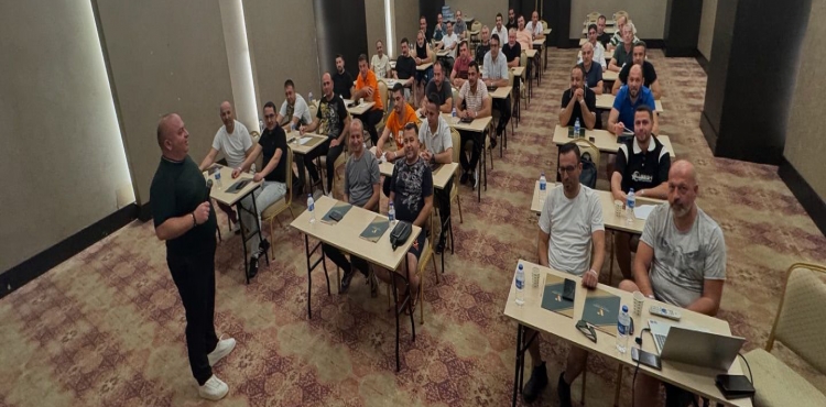Çelikkayalar Ailesi kampta!?v=1